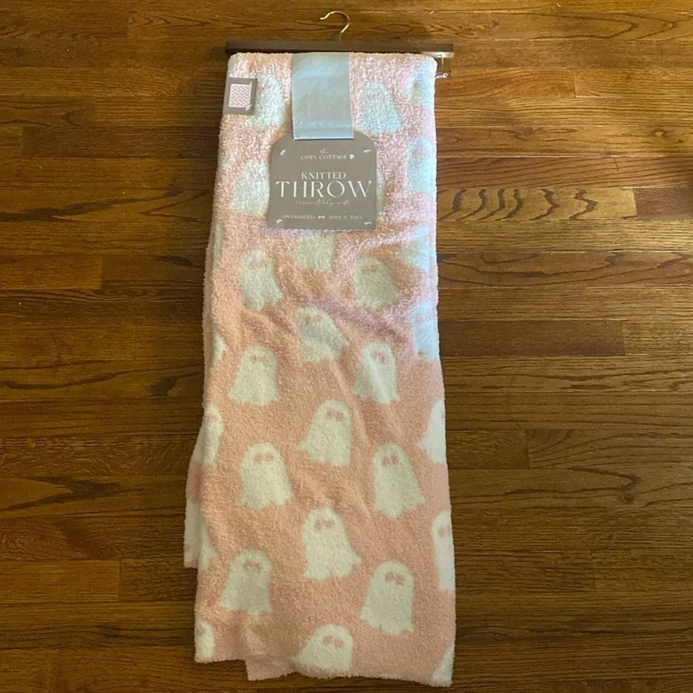 The cozy cottage tic tok ghost oversized throw